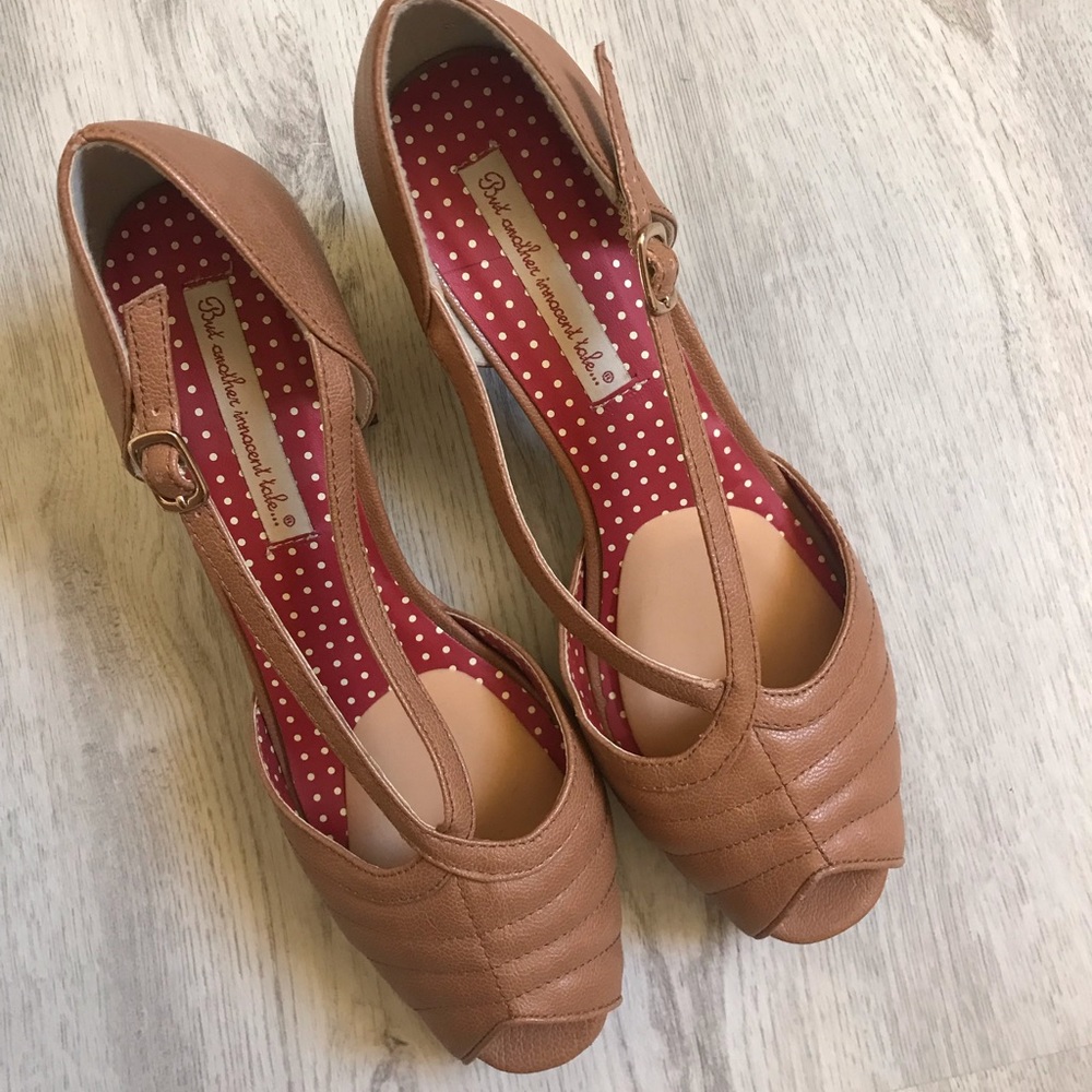 B.A.I.T. (But Another Innocent Tale) 1940’s Inspired Heels Tan w/red inside Sz8 - Picture 2 of 10